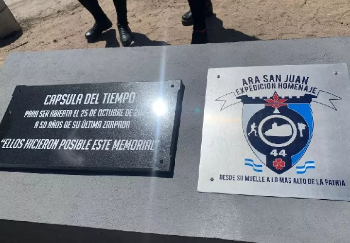 "44 corazones laten ahí abajo y millones de lágrimas por ustedes inundan nuestro ser", mensaje a la víctimas del Ara San Juan. Foto: @Los44AraSJ