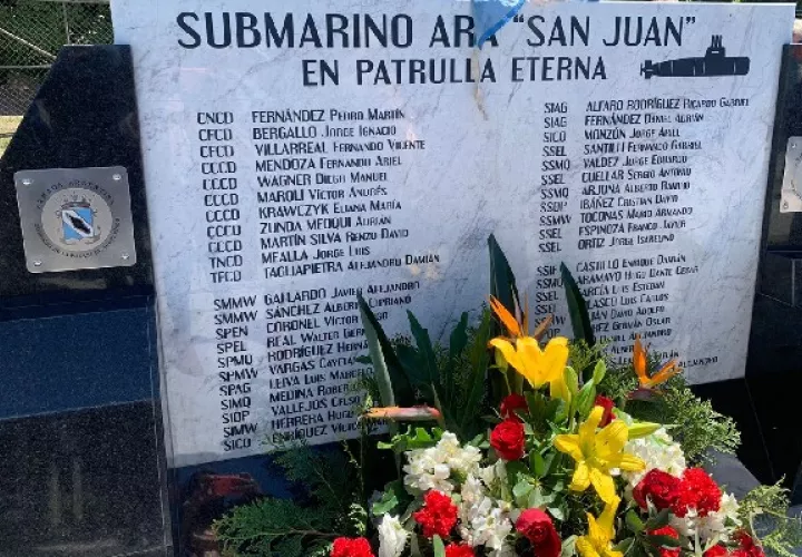 "44 corazones laten ahí abajo y millones de lágrimas por ustedes inundan nuestro ser", mensaje a la víctimas del Ara San Juan. Foto: @Los44AraSJ
