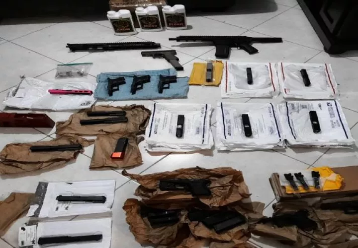 Algunas de las partes para el ensamblaje de armas encontradas aún se encontraban en sus empaques de fábrica. Foto: Eric Montenegro