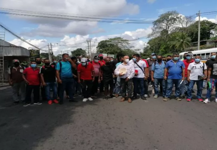 Un grupo de desempleados cerraron la vía Panamericana en Arraiján cabecera, exigiendo ser contratados para las obras de construcción de este proyecto cuya inversión asciende a $2,844 millones. Foto: Eric Montenegro