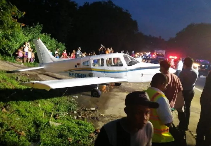 Remueven nave que aterrizó de emergencia en la autopista Panamá - Colón. Foto: Cortesía Redes Sociales