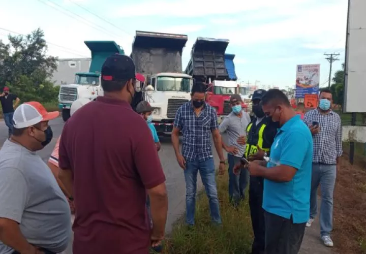Los manifestantes  denunciaron que algunos de sus compañeros que se trasladaban desde otros puntos de la provincia santeña, fueron multados y no se les permitió la movilización hacia el área de la protesta. Foto: Thays Domínguez