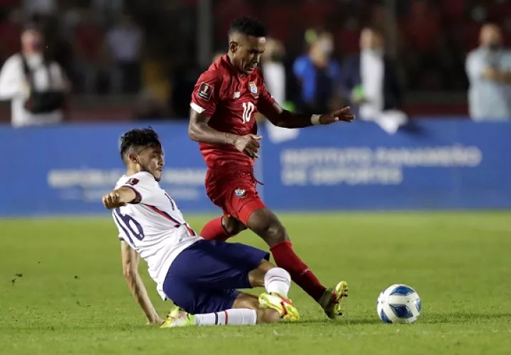 Yoel Bárcenas conduce el balón ante el acecho de Ricardo Pepi de Estados Unidos. Foto:EFE