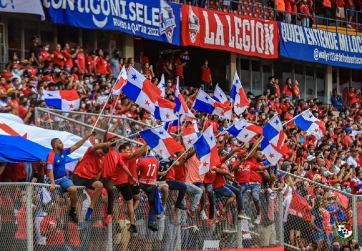 Fanáticos de Panamá.en el estadio Rommel Fernández. Foto: Fepafu