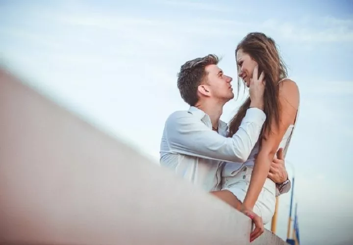 Con el beso se fortalece el vínculo afectivo con la persona que besan. Pixabay