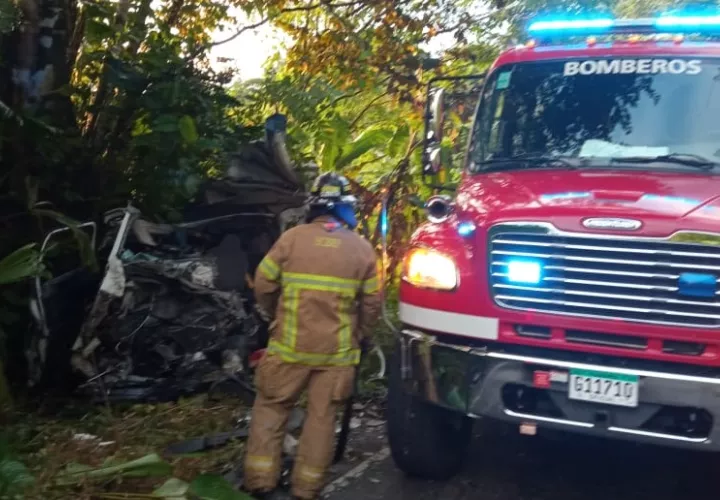 Bomberos y  paramédicos de la CSS acudieron al área del accidente. Foto: Mayra Madrid