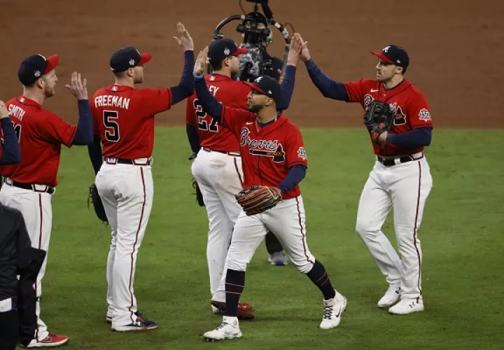 Jugadores de los Bravos de Atlanta, festejan su segundo triunfo. Foto:EFE