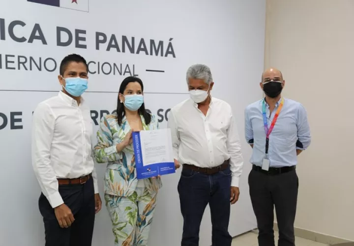 La orden de estudio, diseño, construcción y equipamiento del Caipi fue entregada por la ministra del Mides, María Inés Castillo. Foto: Cortesía Mides