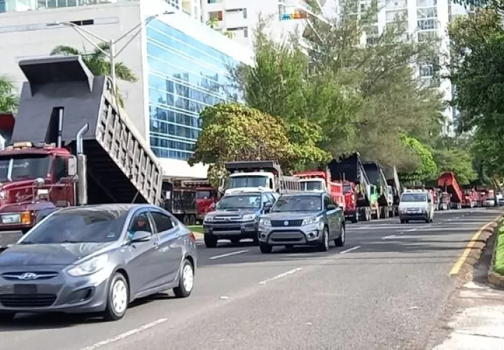 Camioneros reabrieron parcialmente las vías. Foto: Víctor Arosemena
