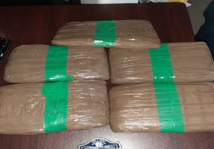 Lanzan bolsa con cinco paquetes de presunta droga durante persecución en Capira. Foto: Proteger y Servir 