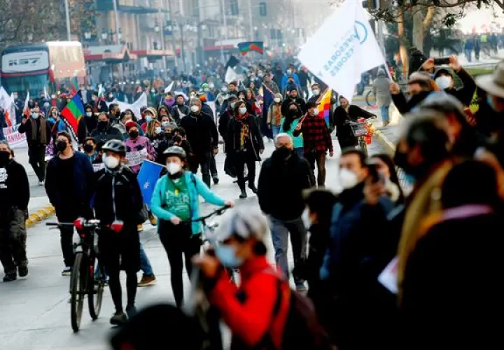 Una marcha convocada por distintas organizaciones sociales, previa a la inauguración de la Convención Constitucional, en Santiago (Chile), en una imagen de archivo. EFE