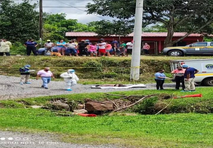 El cuerpo del joven de 18 años fue encontrado dentro de una alcantarilla por donde pasa una quebrada en el corregimiento de Macano. Foto: José Vásquez