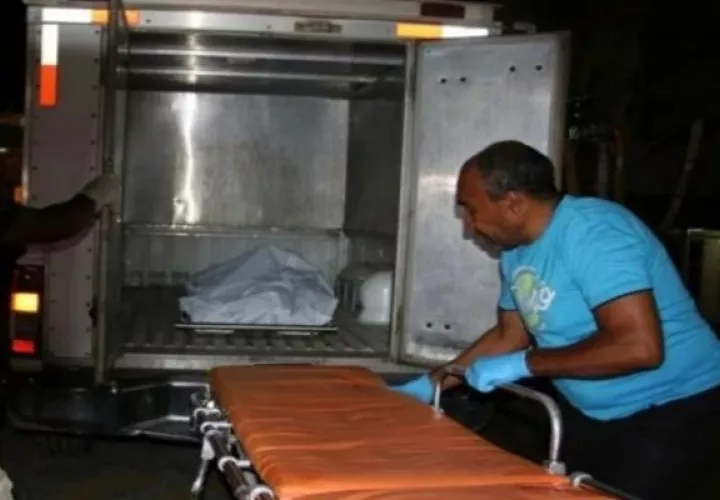 El cuerpo fue trasladado a la morgue judicial en el distrito de David, donde peritos forenses practicarán en las próximas horas la necropsia y así identificar a la víctima. Foto: Mayra Madrid