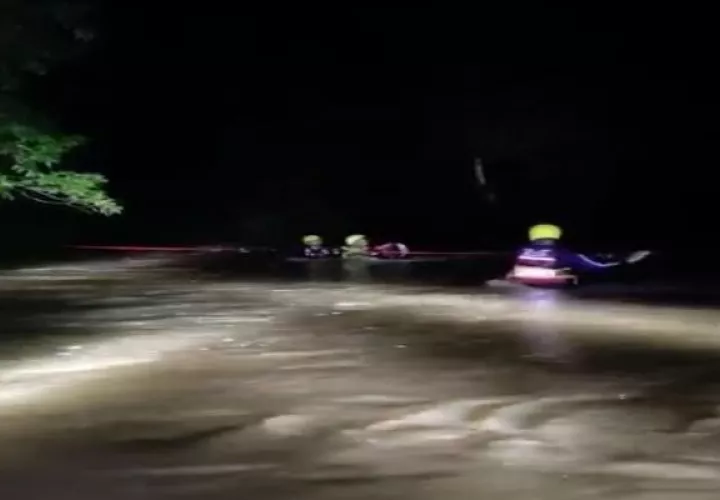 El rescate de estas personas se dio en horas de la noche del sábado, luego de que se recibiera el reporte de que cuatro personas estaban atrapadas tras la crecida repentina del río. Foto: Mayra Madrid