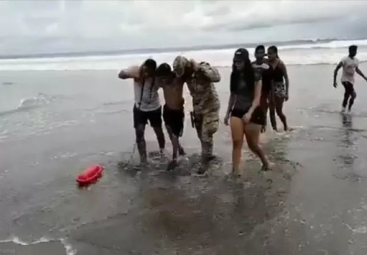 Unidades del Senan de la Primera Región Aeronaval se encontraban realizando labores de vigilancia en la playa cuando observan la situación y acuden a socorrer al joven. Foto: Mayra Madrid