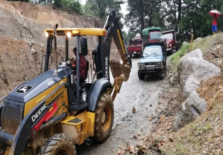 En el sector de Tierras Altas personal voluntario y funcionarios del Sistema Nacional de Protección Civil (Sinaproc) atendieron afectaciones producto de las crecidas de quebradas y ríos en este sector. Foto: Mayra Madrid