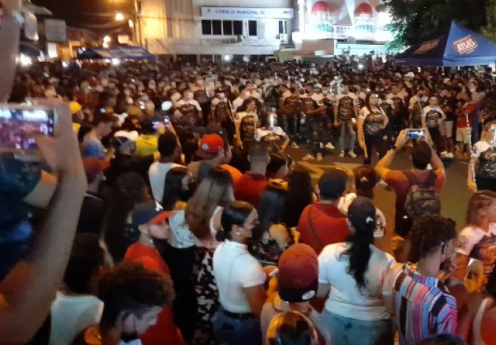 En las imágenes difundidas en redes sociales se ve aglomeración de personas debido a que las personas se ubicaron en una sola calle, mientras que el resto de las áreas se encontraban despejadas. Foto: Thays Domínguez