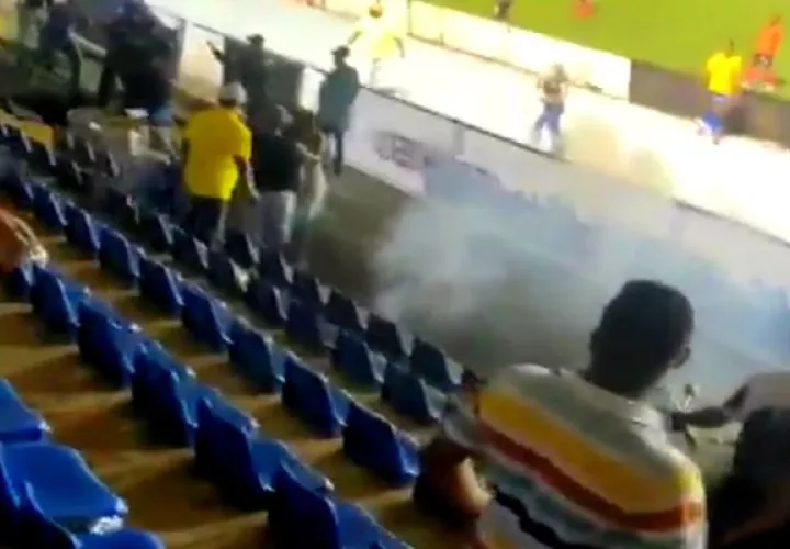 Una fuente policial indicó que fue necesario el uso de gas pimienta para controlar la situación en el estadio, que no dejó lesionados ni personas detenidas. Foto: Thays Domínguez