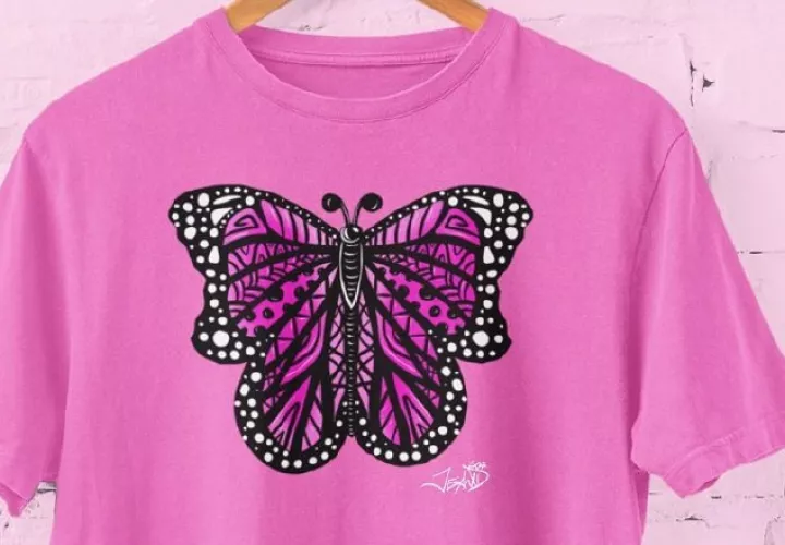 Modelo de camiseta de Jean Decort.  Cortesía