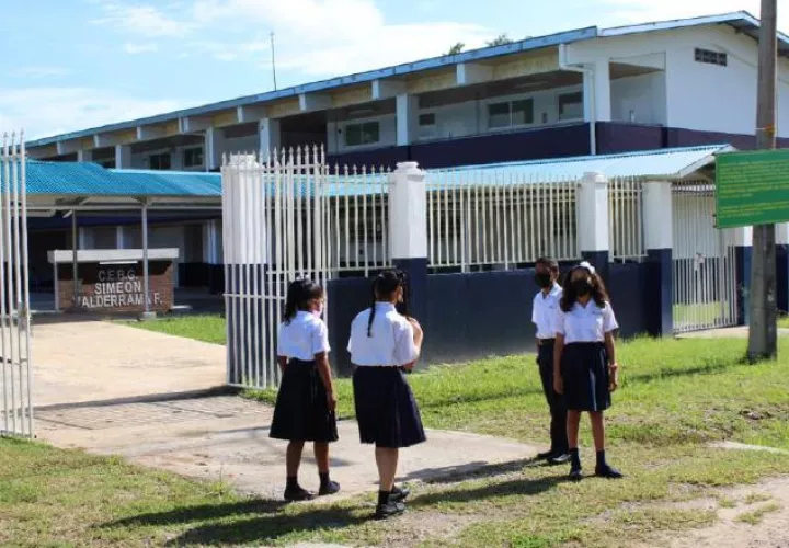 Más de la mitad de los centros escolares abrieron en este año para clases semipresenciales y tutorías para reforzar contenidos. Foto: Cortesía