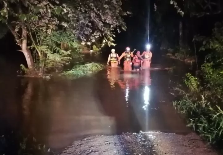 Durante la madrugada de este jueves también se registró el desbordamiento del río El Estero en El Roble de Aguadulce. Foto: Eric Montenegro
