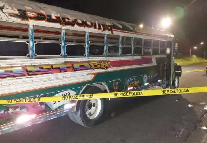 La violenta riña en el bus, provocó que los pasajeros salieran rápidamente por las ventanas y la puerta trasera. Foto: Diomedes Sánchez 