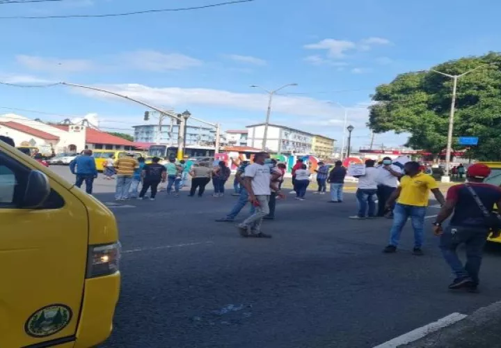 Los manifestantes aseguran que entregaron toda la documentación a la Autoridad de Tránsito y Transporte Terrestre y hasta la fecha no les han dado respuesta. Foto: Diomedes Sánchez