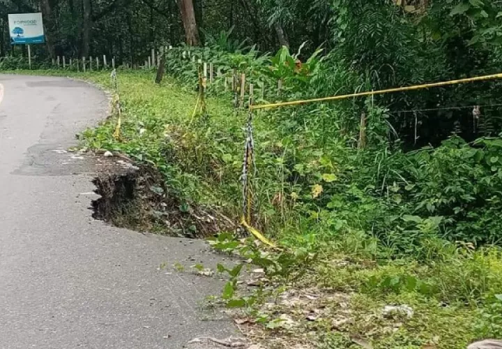 El tramo afectado con un hundimiento tiene ya tres años de estar en esa situación, pero no ha sido reparado. Foto: Diomedes Sánchez