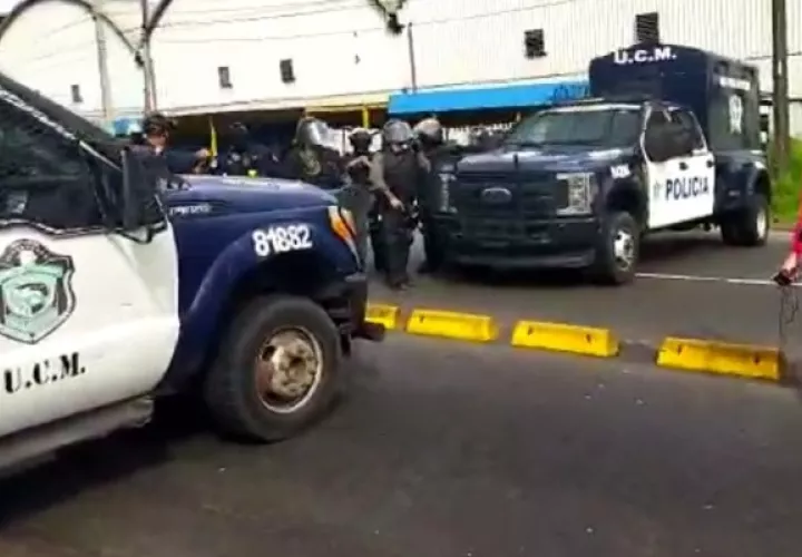 Los manifestantes se mantienen en las calles mientras que la policía bloqueó la entrada a Colón desde el área de San Judas Tadeo para impedir que la caravana de transportistas que se dirigía a la ciudad llegara. Foto: Diomedes Sánchez