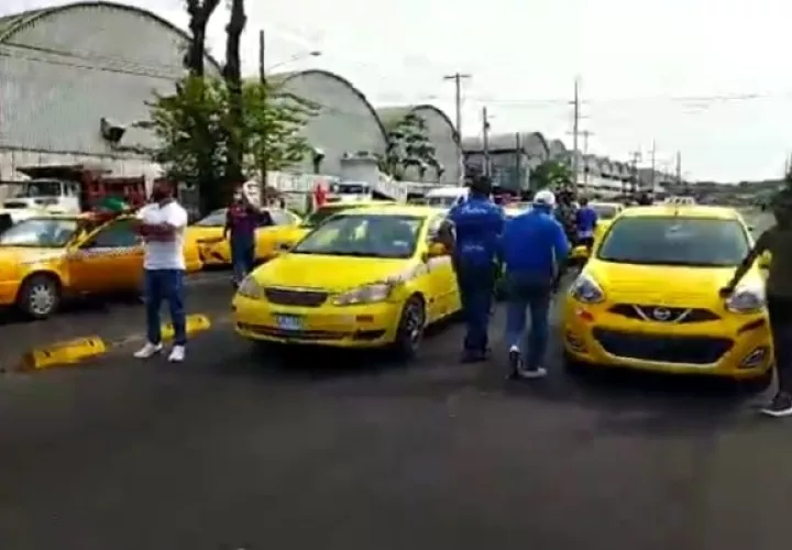 La caravana está compuesta por taxistas y conductores de buses, a los cuales se les impidió el paso a la altura de Silver City a pocos metros de los Cuatro Altos. Foto: Diomedes Sánchez