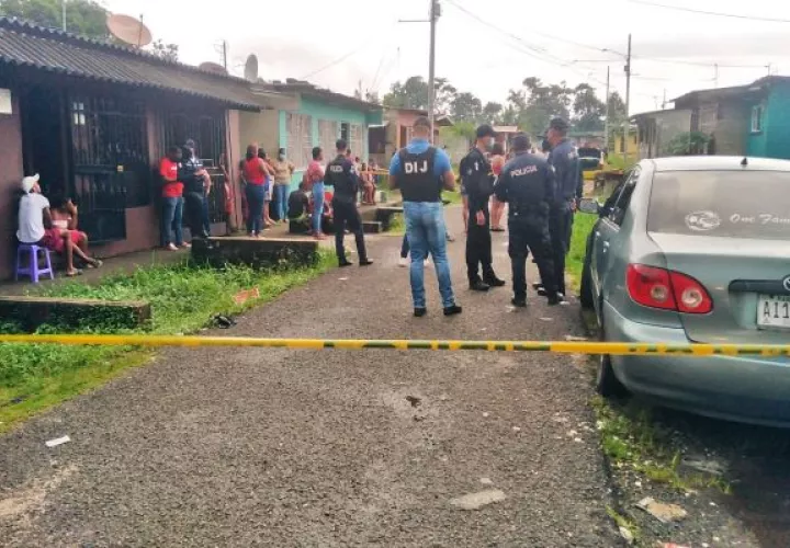 El cuerpo de Rolando Duffio quedó tendido a un costado del vehículo y con la puerta abierta. Foto: Diomedes Sánchez