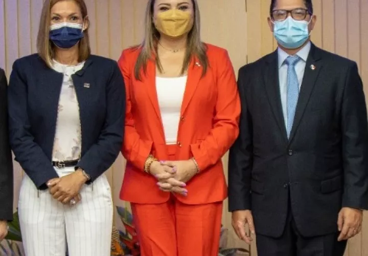 La ministra Doris Zapata (centro) informó que se instaló una comisión especial para revisar casos de empresas que tengan dificultades económicas para mantener a sus empleados. Foto: Cortesía Mitradel 