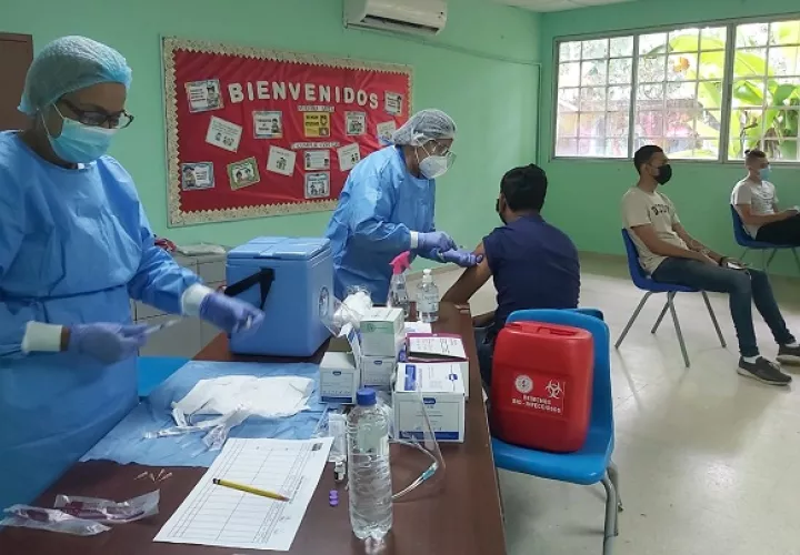 En Panamá se han aplicado 5,567,463 vacunas contra la covid-19 tanto de Pfizer como de AstraZeneca. Foto: Cortesía @CSSPanama