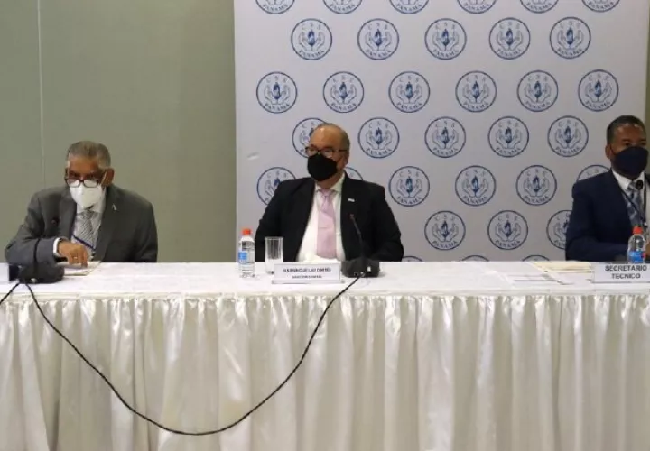 El director de la Caja de Seguro Social, Enrique Lau (centro), participó en el inicio de la última fase del diálogo nacional por la entidad. 