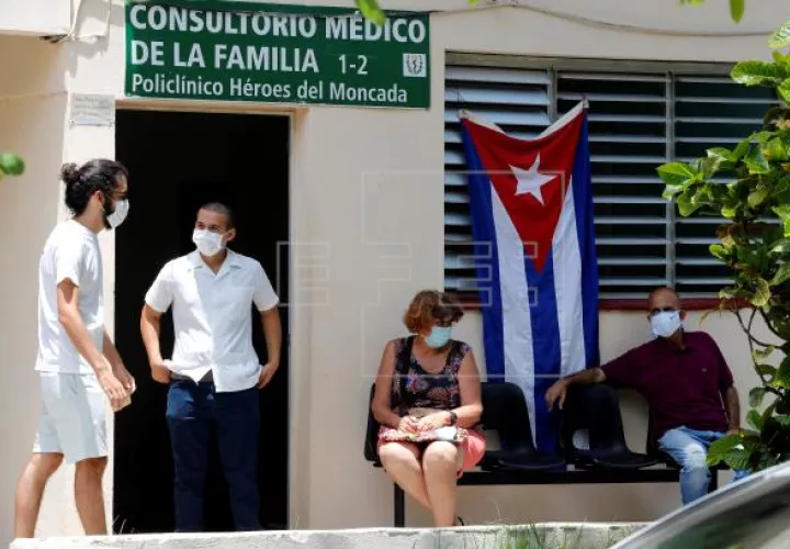 Varias personas esperan fuera de un consultorio médico para vacunarse con la vacuna cubana Abdala contra la covid-19, en La Habana (Cuba).. Foto: EFE