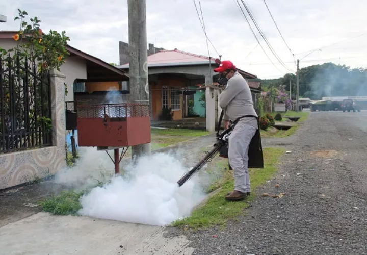  Personal de salud realiza nebulizaciones en diferentes puntos del país para la eliminación de criaderos del mosquto  Aedes aegypti. Foto: Cortesía Minsa