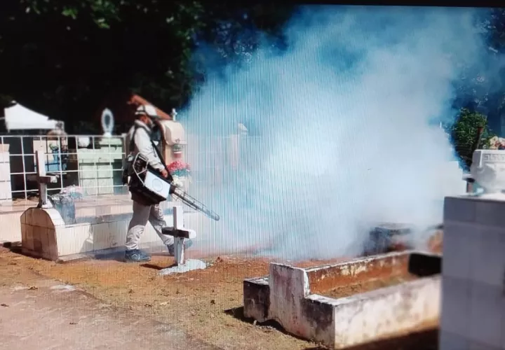 Los cementerios de los corregimientos de David y Las Lomas fueron nebulizados. Foto. José Vásquez  