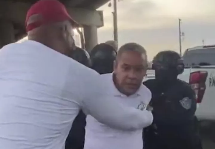 Se uso gas pimienta para disuadir a quienes intentaban liberar a Voitier de las manos de los policías. Foto: Diomedes Sánchez