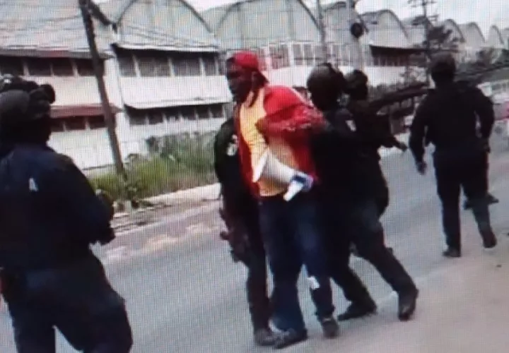 Unas 8 personas fueron detenidas en Los Cuatro Altos durante los enfrentamientos. Foto: Diomedes Sánchez
