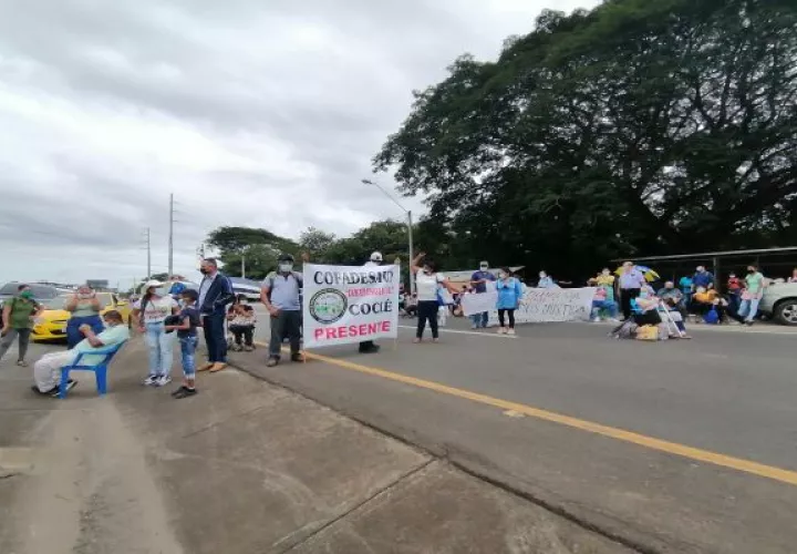 El cierre de las cuatro vías  en Divisa duró nueve horas. Foto: Thays Somínguez