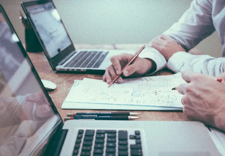 Los participantes lograrán aprender a sobrellevar el estrés y conseguir un ambiente laboral saludable. Foto ilustrativa / Pixabay. 