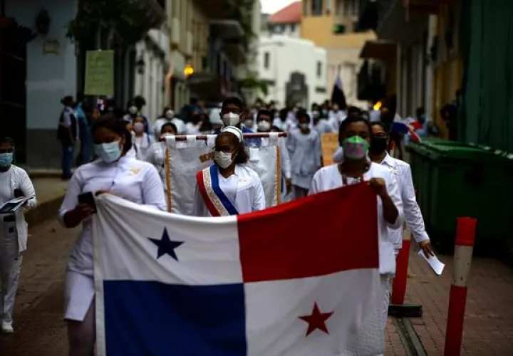 Cientos de enfermeras participaron en una marcha hacia la Presidencia de la República. Foto: EFE