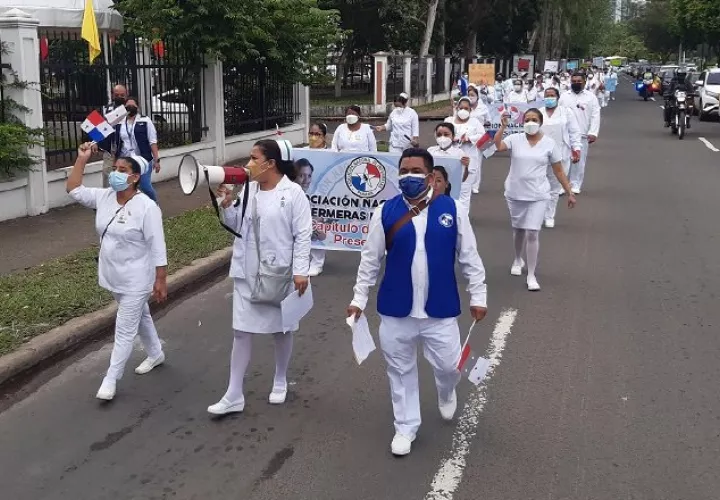 La marcha de las enfermeras inició en su sede, ubicada en Calle 38, Calidonia, para continuar por la Avenida Balboa.  Francisco Paz