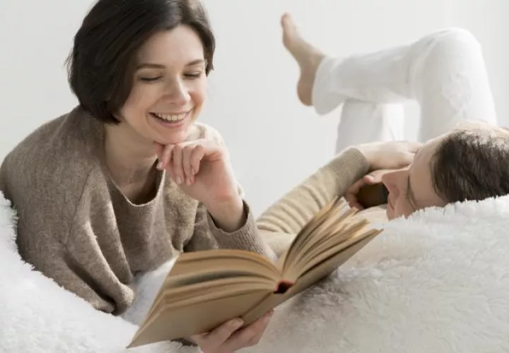 La lectura en solitario de este género puede generar actos de autoerotismo y en pareja, ayuda descubrir otras formas de vivir el erotismo. Ilustrativa / Freepik