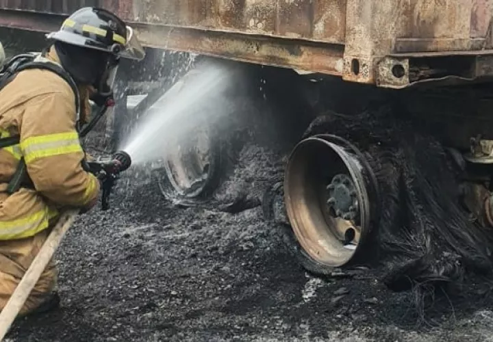 El fuego consumió en su totalidad los neumáticos del articulado. Foto: José Váquez