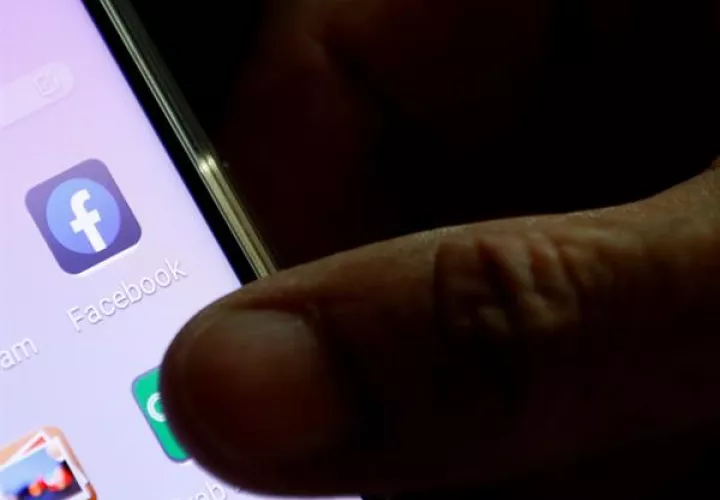 El logo de la aplicación de Facebook en una pantalla de un celular. EFE