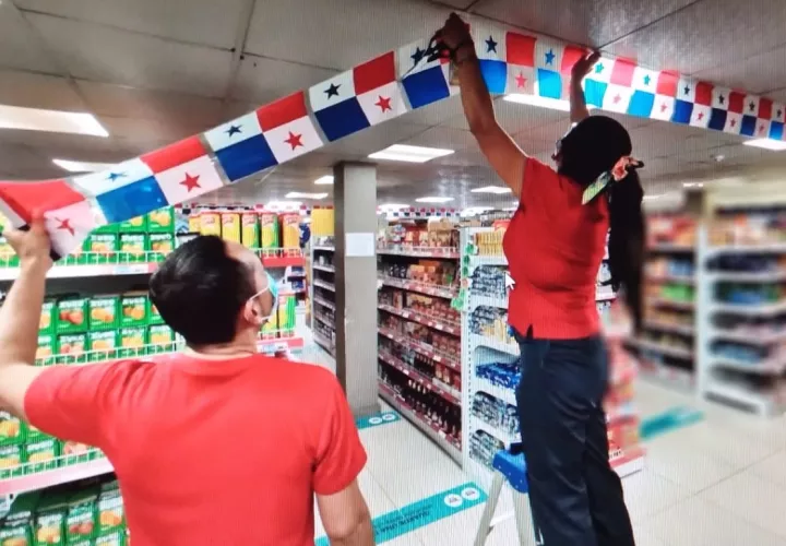  Ya han empezado a colocar adornos alusivos a las fiestas patrias. Foto: Melquiades Vásquez