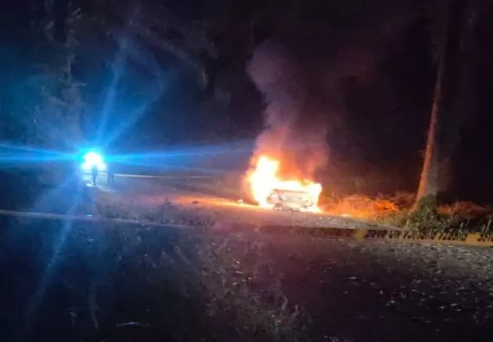 En la parte trasera del auto calcinado había un un de unos 50 años de edad. Foto: Mayra Madrid