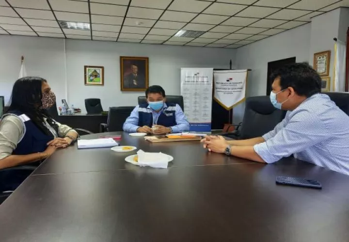  La secretaria general de la Defensoría del Pueblo Carolina García, se reunió con el alcalde de Chitré  Juan Carlos Huerta y  con el gobernador de Herrera Víctor Roca. Foto: Cortesía Defensoría del Pueblo.
