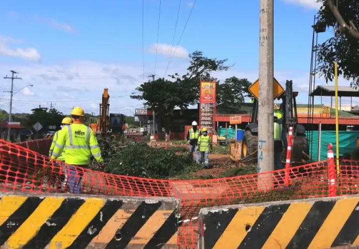 El puente intercambiador que conectará Chitré con la provincia de Los Santos solo registra un 28% de avance. Foto: Thays Domínguez